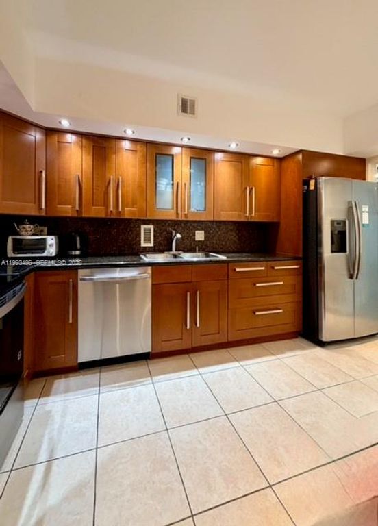 Image 9 of property listing at 3901 S Ocean Dr 7M, Hollywood, FL 33019