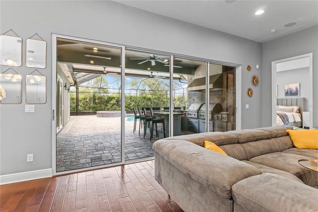 10007 HAZELNUT COURT, Tampa, FL 33647