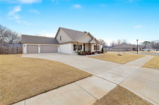 142 N Sheep Dog Avenue, Farmington, AR 72730