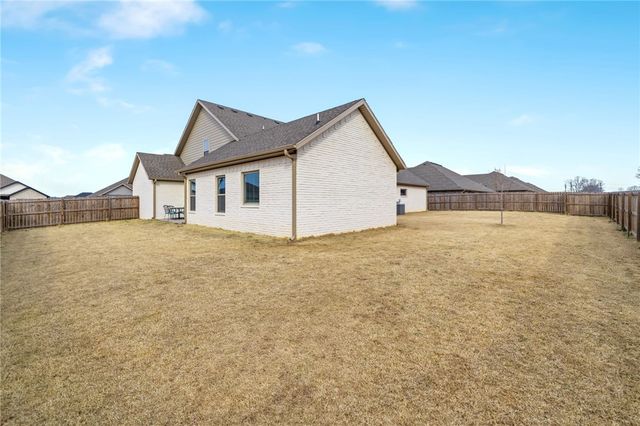 142 N Sheep Dog Avenue, Farmington, AR 72730