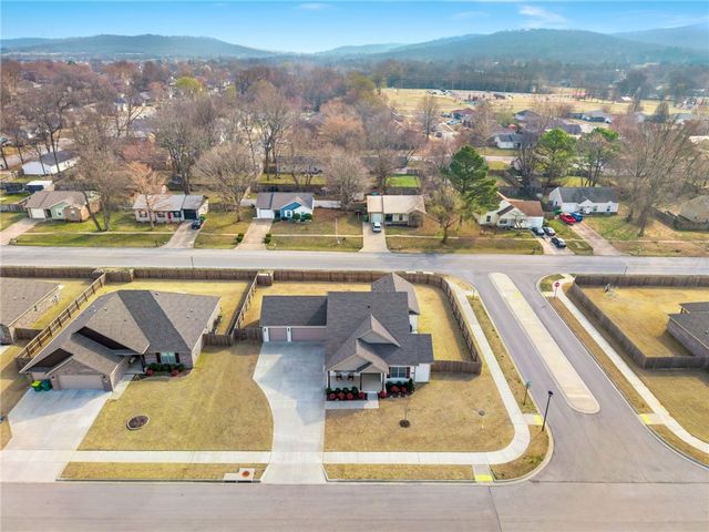 142 N Sheep Dog Avenue, Farmington, AR 72730