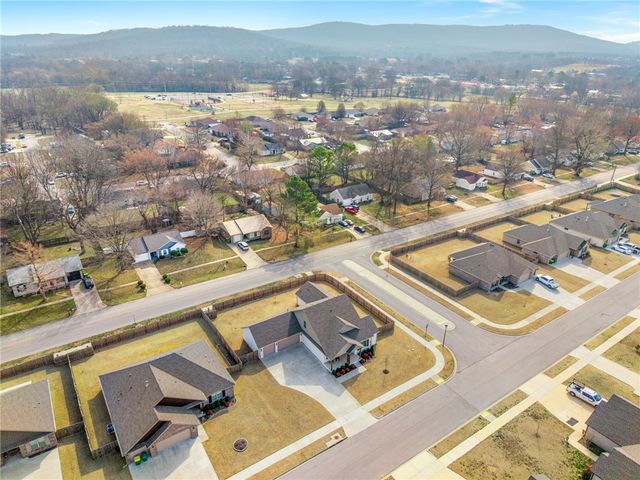 142 N Sheep Dog Avenue, Farmington, AR 72730