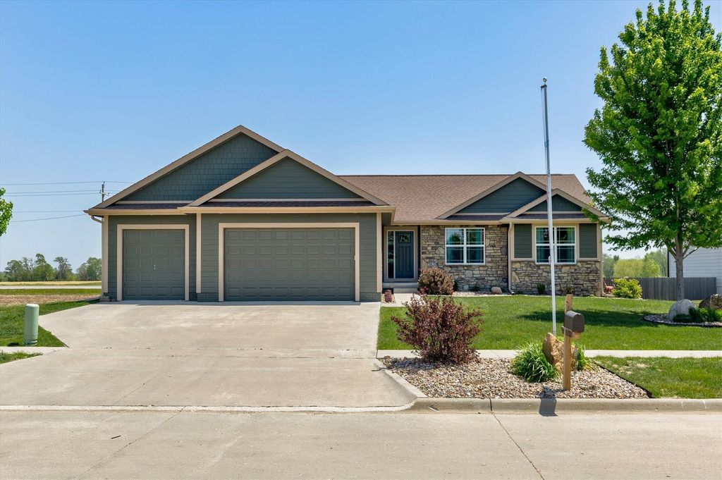 820 NW Spruce Avenue, Earlham, IA 50072