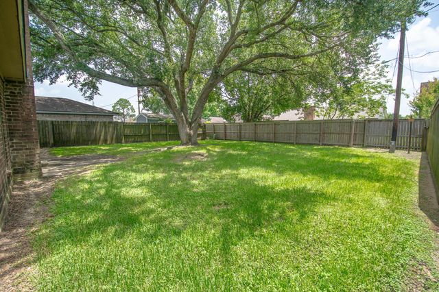 3 Lazybrook Street, Angleton, TX 77515