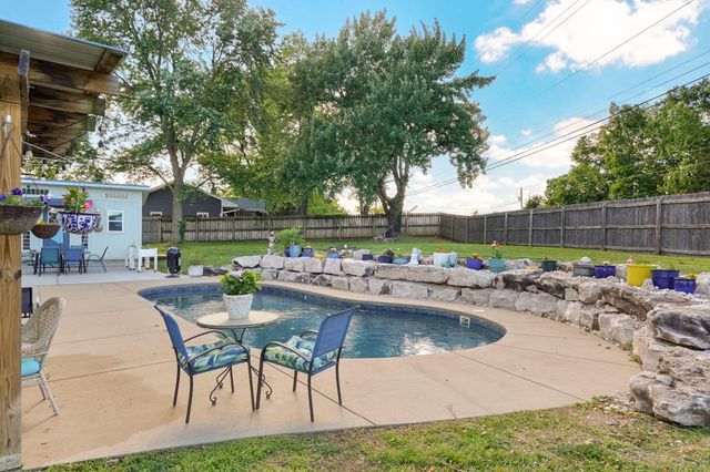 2253 W Drake Street, Springfield, MO 65810