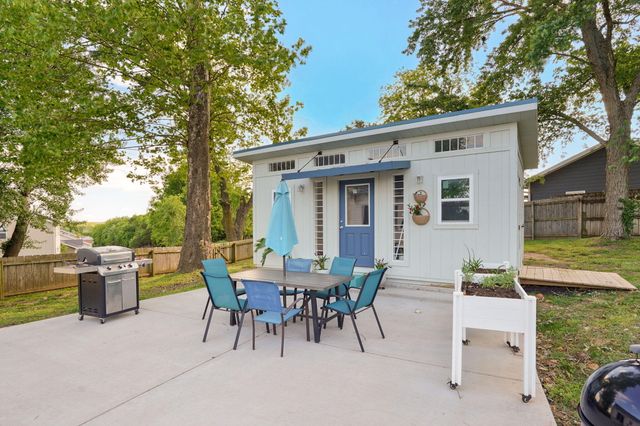 2253 W Drake Street, Springfield, MO 65810