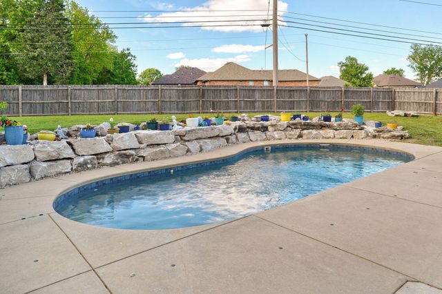 2253 W Drake Street, Springfield, MO 65810