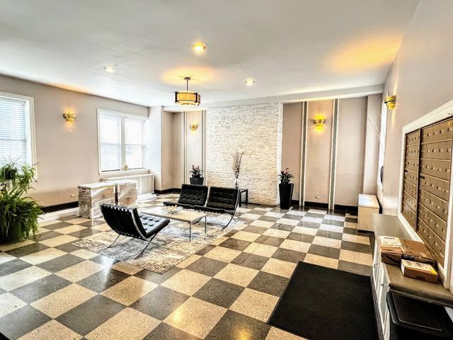 3933 N Clarendon Avenue 504, Chicago, IL 60613