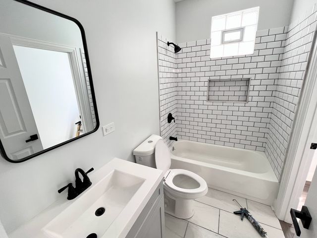 3933 N Clarendon Avenue 504, Chicago, IL 60613