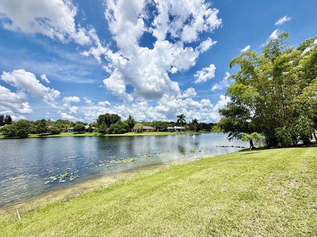 120 SARATOGA Boulevard W, Royal Palm Beach, FL 33411