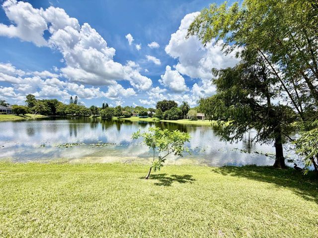 120 SARATOGA Boulevard W, Royal Palm Beach, FL 33411