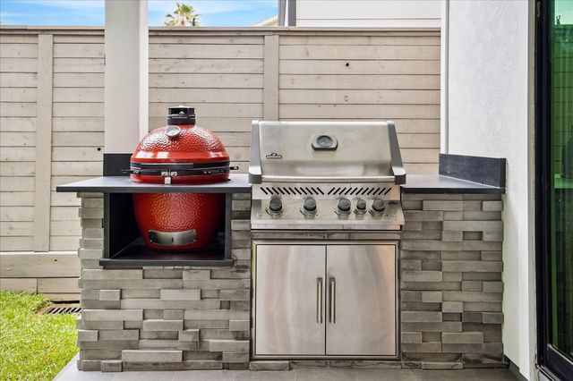 240 Birdsall Street, Houston, TX 77007