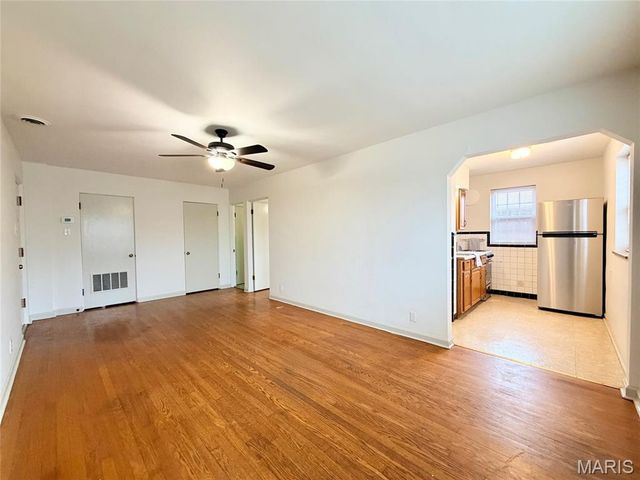 5821 Sunshine Drive H, St Louis, MO 63109