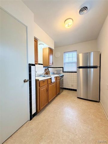 5821 Sunshine Drive H, St Louis, MO 63109