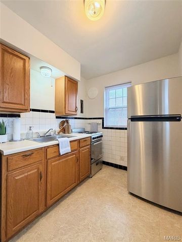 5821 Sunshine Drive H, St Louis, MO 63109