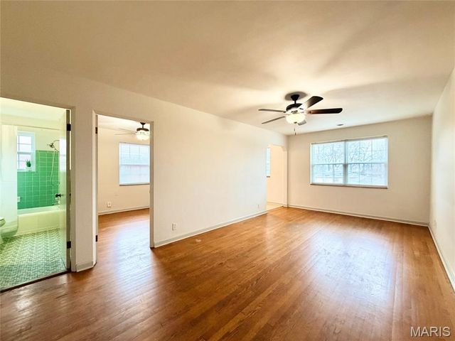 5821 Sunshine Drive H, St Louis, MO 63109