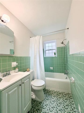 5821 Sunshine Drive H, St Louis, MO 63109