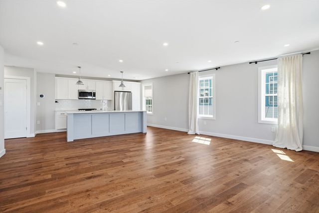 18-20 Crestway Rd PH5, Boston, MA 02128