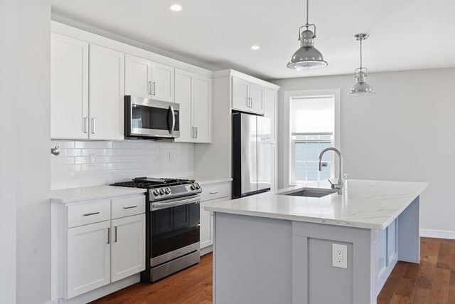 18-20 Crestway Rd PH5, Boston, MA 02128