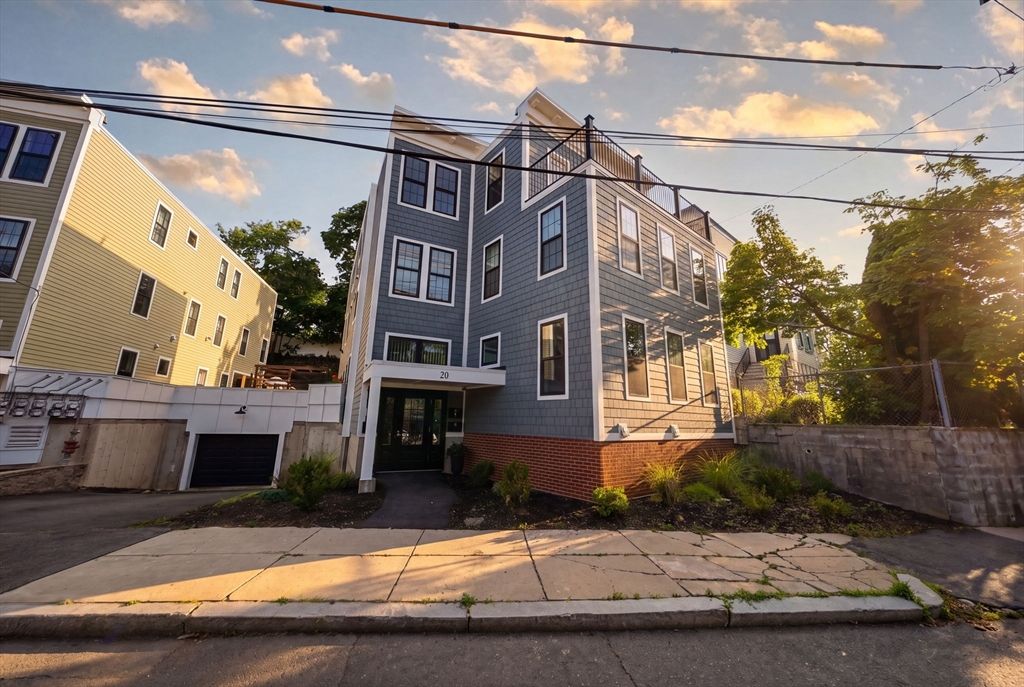 18-20 Crestway Rd PH5, Boston, MA 02128