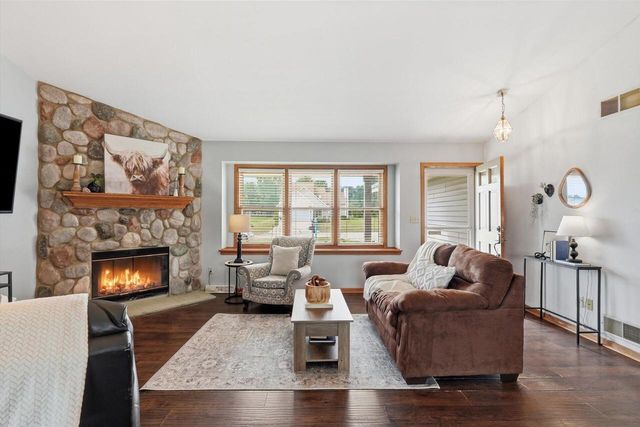 124 Small Farm ROAD, Mukwonago, WI 53149