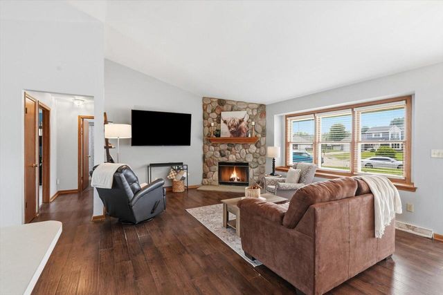 124 Small Farm ROAD, Mukwonago, WI 53149