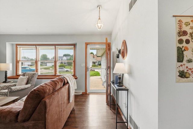 124 Small Farm ROAD, Mukwonago, WI 53149