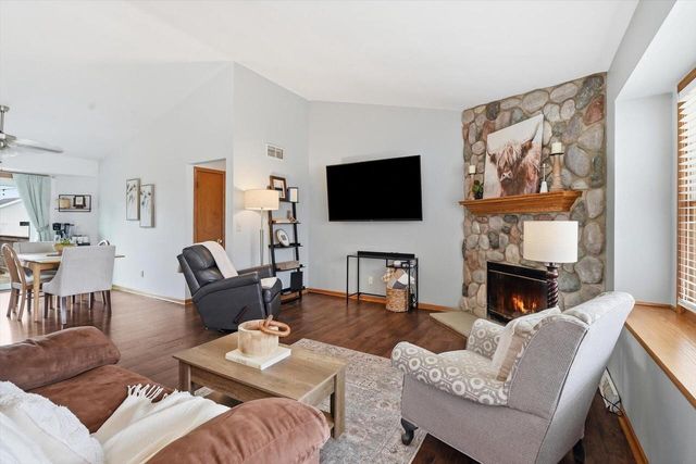 124 Small Farm ROAD, Mukwonago, WI 53149