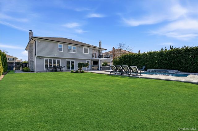11 Dolphin Lane, West Islip, NY 11795