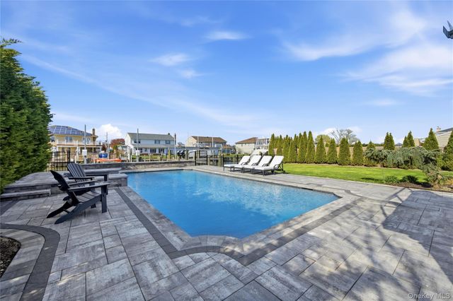 11 Dolphin Lane, West Islip, NY 11795