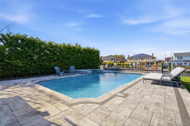 11 Dolphin Lane, West Islip, NY 11795