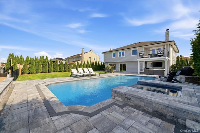 11 Dolphin Lane, West Islip, NY 11795