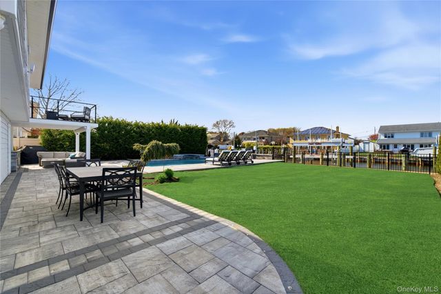 11 Dolphin Lane, West Islip, NY 11795