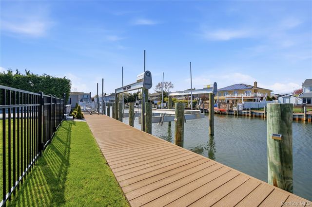 11 Dolphin Lane, West Islip, NY 11795