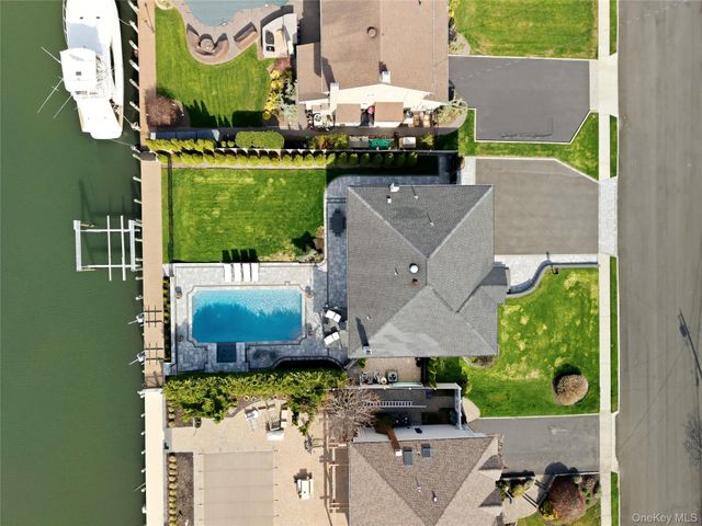 11 Dolphin Lane, West Islip, NY 11795