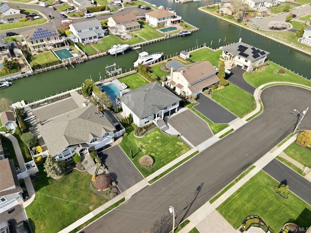11 Dolphin Lane, West Islip, NY 11795