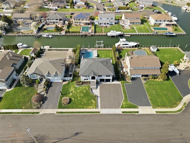 11 Dolphin Lane, West Islip, NY 11795