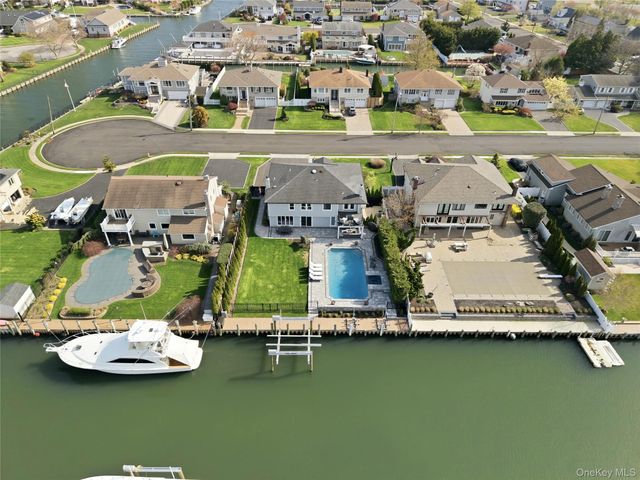 11 Dolphin Lane, West Islip, NY 11795