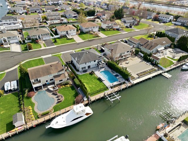 11 Dolphin Lane, West Islip, NY 11795