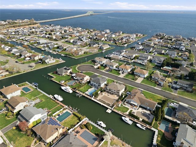 11 Dolphin Lane, West Islip, NY 11795
