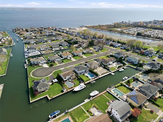 11 Dolphin Lane, West Islip, NY 11795