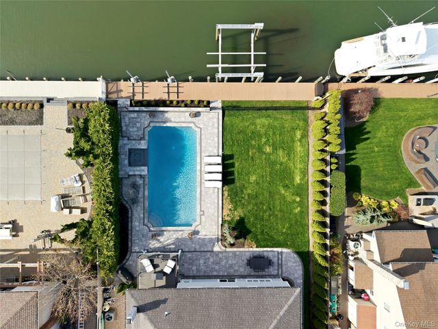 11 Dolphin Lane, West Islip, NY 11795