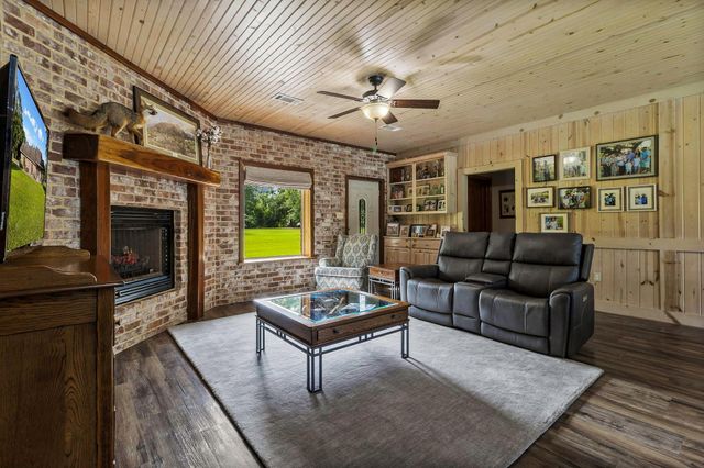 1109 Soda Loop E, Livingston, TX 77351