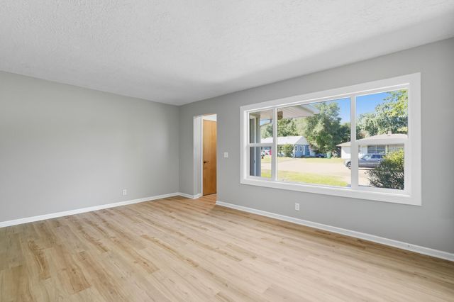 4826 Idaho Avenue N, Crystal, MN 55428