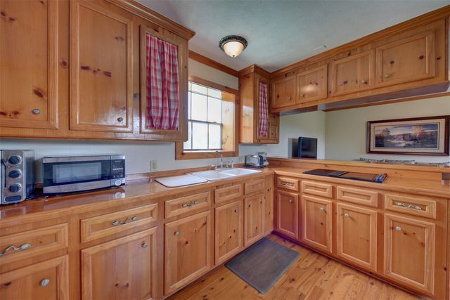 2003 Oakridge Road, Weimar, TX 78962