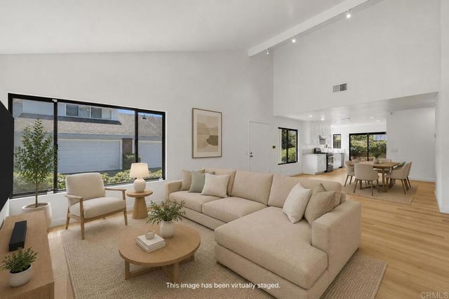 8210 Caminito Modena, La Jolla, CA 92037