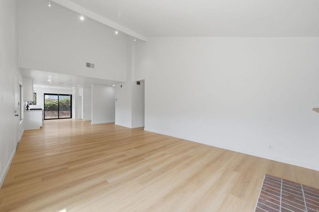 8210 Caminito Modena, La Jolla, CA 92037
