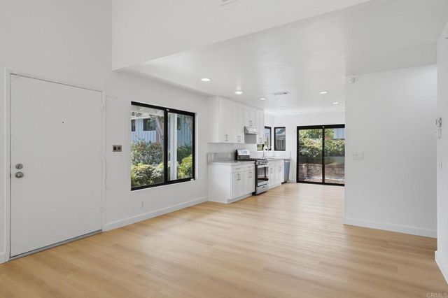 8210 Caminito Modena, La Jolla, CA 92037