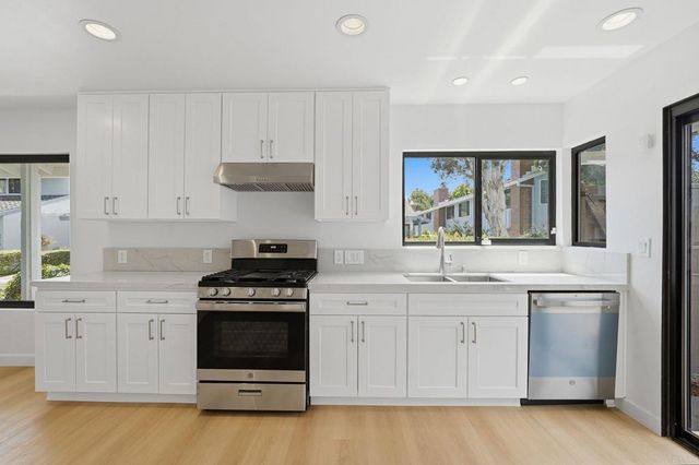 8210 Caminito Modena, La Jolla, CA 92037