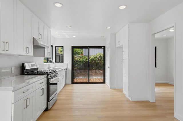 8210 Caminito Modena, La Jolla, CA 92037